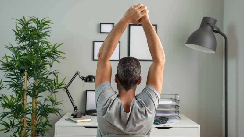 Yoga de escritorio: invitan a un taller para reducir el estrés y mejorar el bienestar laboral