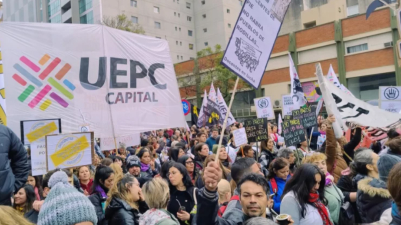 Docentes denuncian penalmente al gobierno por infiltración ilegal y represión