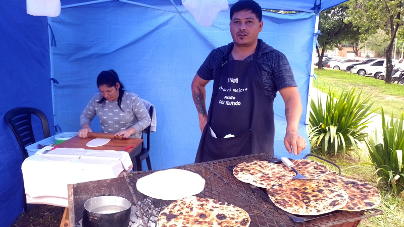 Crecen los puestos de tortas fritas y parrillas en las calles de Resistencia