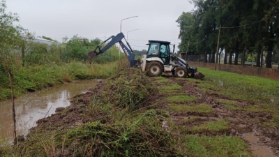 El municipio de Sáenz Peña trabaja en la limpieza de los canales de desagües