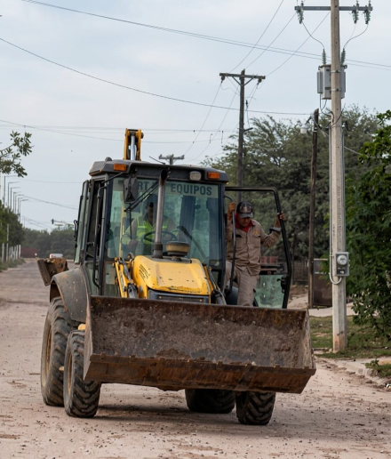 Avanza la pavimentación y el sistema de desagües pluviales en la avenida Degen de Ingeniero Juárez (3).jpeg
