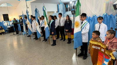 Río Muerto se vistió de celeste y blanco en una multitudinaria celebración patria