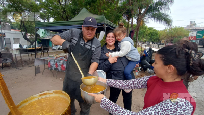 El calor del locro desafió el frío y movilizó a cientos de familias