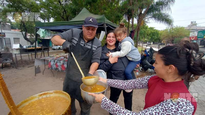 El calor del locro desafió el frío y movilizó a cientos de familias