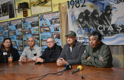 Villa Ángela: el Centro de Veteranos recibió material histórico sobre Malvinas