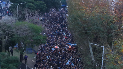 Comenzó el velatorio del Indio Solari y miles de fanáticos despiden al mítico músico