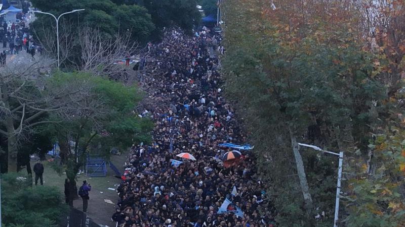 Comenzó el velatorio del Indio Solari y miles de fanáticos despiden al mítico músico
