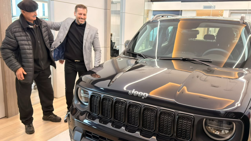 Fue a hacer un trabajo de plomería y ganó una Jeep Renegade 0 km