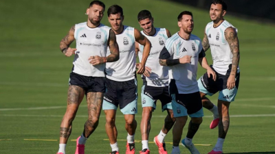 La Selección argentina ensayó con dos esquemas en la defensa