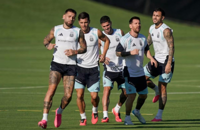La Selección argentina ensayó con dos esquemas en la defensa