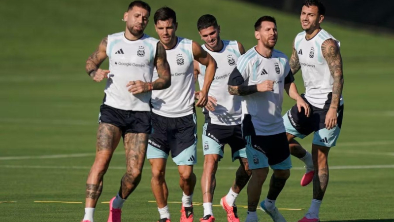 La Selección argentina ensayó con dos esquemas en la defensa