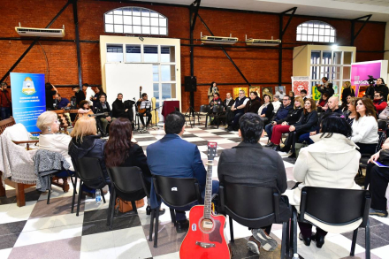 Distinguieron a los empleados públicos que forman parte del concurso literario 4