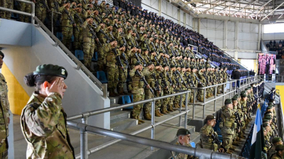 Más de 1100 estudiantes y efectivos de las fuerzas prometieron fidelidad a la insignia patria