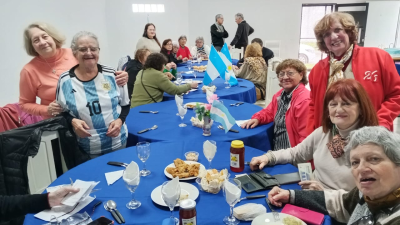 Jubilados Solidarios celebraron el Día de la Bandera, del Padre y de la Policía