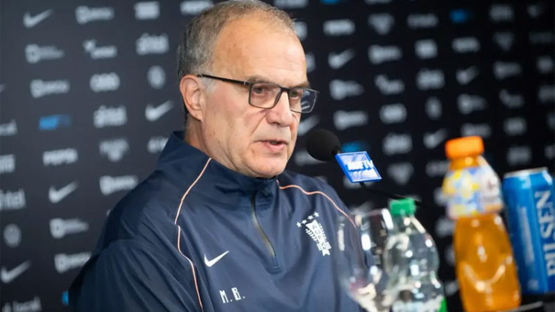 Bielsa asumió la culpa en su despedida, tras caótica eliminación de Uruguay