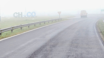 Un intenso manto de niebla reduce la visibilidad en el puente Belgrano
