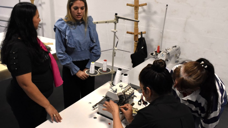 Ñachec capacita a 120 personas en confección de prendas textiles