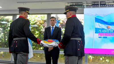 Zdero recibió la Bandera de la Libertad Civil por los 75 años de la Provincialización del Chaco