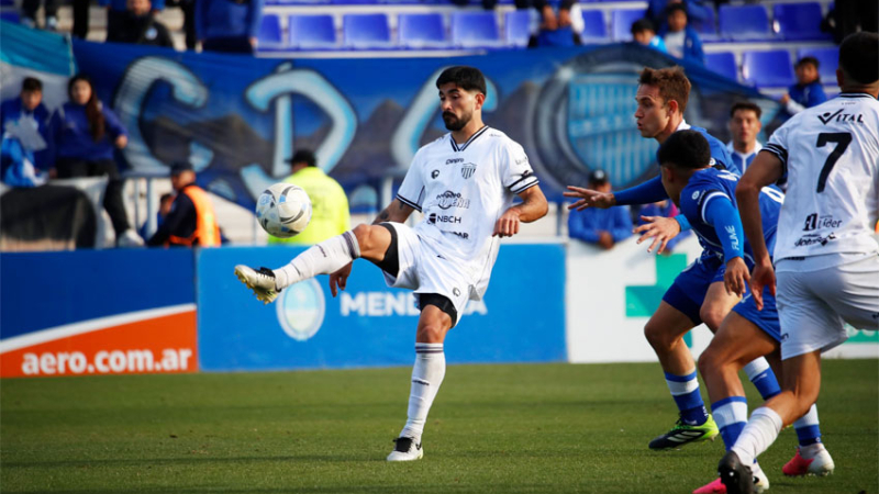 For Ever estuvo a tiro del empate, pero terminó cayendo ante Godoy Cruz