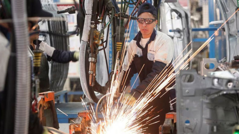 En junio, la economía creció 0,8 % mensual y 2,7 % interanual