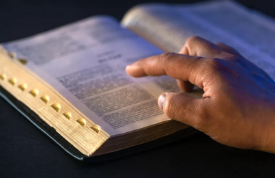 De la imprenta de Gutenberg a las mesas de luz: el viaje del libro que transformó el mundo