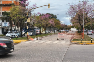 El enorme bache de avenida Las Heras "goza de buena salud" y el peligro crece cada día