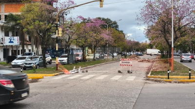 El enorme bache de avenida Las Heras "goza de buena salud" y el peligro crece cada día