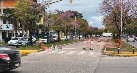 El enorme bache de avenida Las Heras "goza de buena salud" y el peligro crece cada día