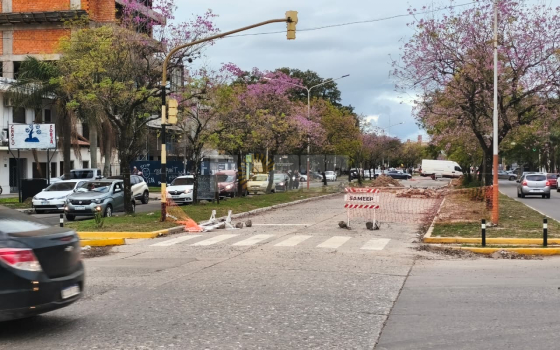 El enorme bache de avenida Las Heras "goza de buena salud" y el peligro crece cada día