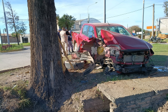 Una 4X4 perdió el control en una rotonda de Sáenz Peña e impactó contra un pino