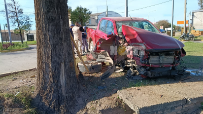 Una 4X4 perdió el control en una rotonda de Sáenz Peña e impactó contra un pino