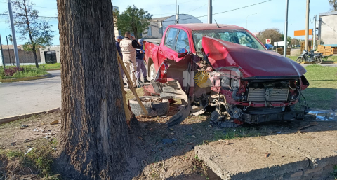 Una 4X4 perdió el control en una rotonda de Sáenz Peña e impactó contra un pino