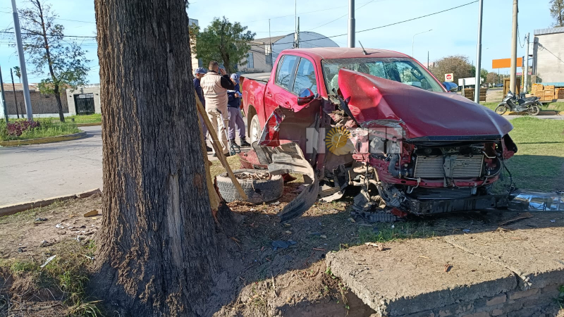 Una 4X4 perdió el control en una rotonda de Sáenz Peña e impactó contra un pino