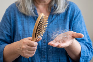 Caída del pelo por estrés, primeros signos y métodos para estimular su crecimiento