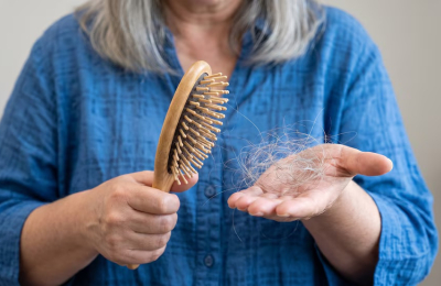 Caída del pelo por estrés, primeros signos y métodos para estimular su crecimiento