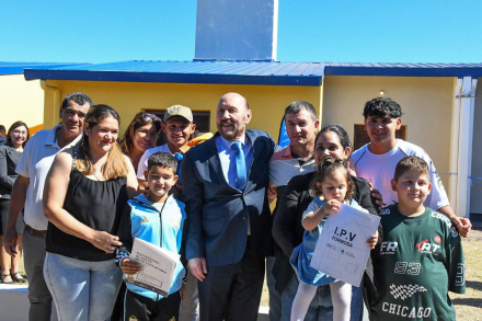 entrega viviendas_Laguna Blanca (16)