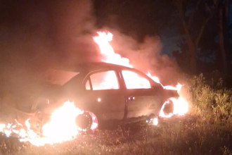 Un auto se incendió por completo y su conductor sufrió quemaduras en el rostro