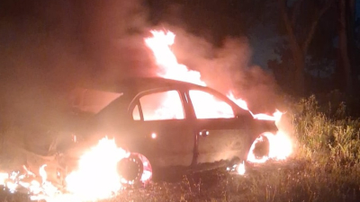 Un auto se incendió por completo y su conductor sufrió quemaduras en el rostro