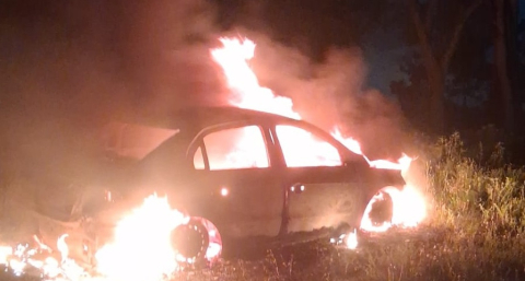 Un auto se incendió por completo y su conductor sufrió quemaduras en el rostro