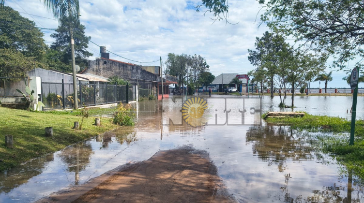 El agua ya cubre varias cuadras de los barrios más cercanos a la playa de Paso de la Patria