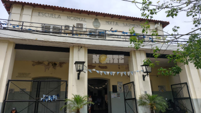 Alumnos de segundo año se quedaron sin clases por las goteras en un aula del Normal Sarmiento