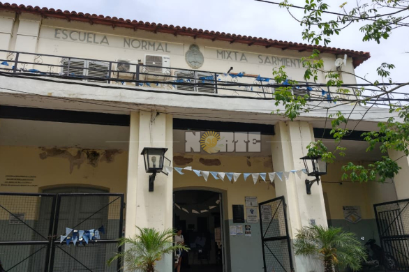 Alumnos de segundo año se quedaron sin clases por las goteras en un aula del Normal Sarmiento