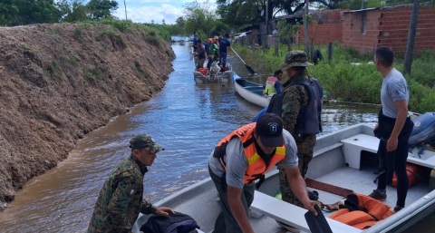 La creciente golpea a Colonia Tacuarí y despliegan un operativo para rescatar animales y asistir a vecinos