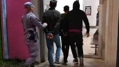 Detuvieron a un hombre y a su hijo acusados de balear a un joven