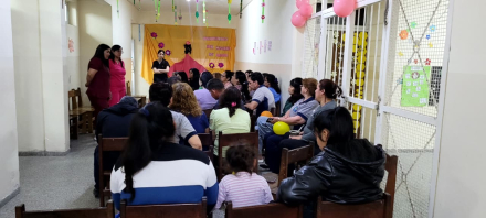 El centro de salud _El Pucú_ promovió la concientización sobre el cáncer de mama en una escuela nocturna (1)