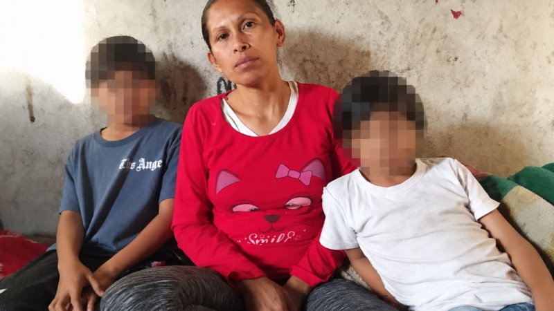 Tras la muerte de su madre, dos hermanos de 8 y 10 años necesitan ayuda para empezar de nuevo