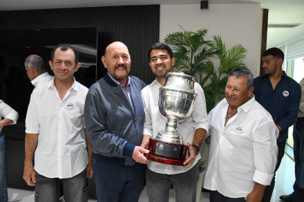 El Gobernador con el plantel de San Martín (2)