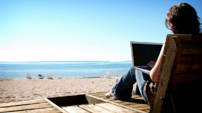 Trabajar desde la playa: claves para planear tus vacaciones como “nómade digital”