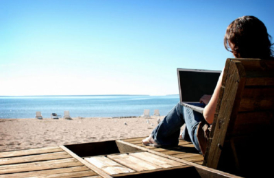 Trabajar desde la playa: claves para planear tus vacaciones como “nómade digital”