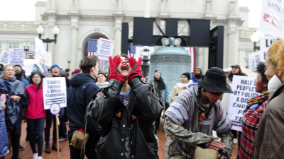 Manifestantes protestan contra Trump en el acceso a la ceremonia